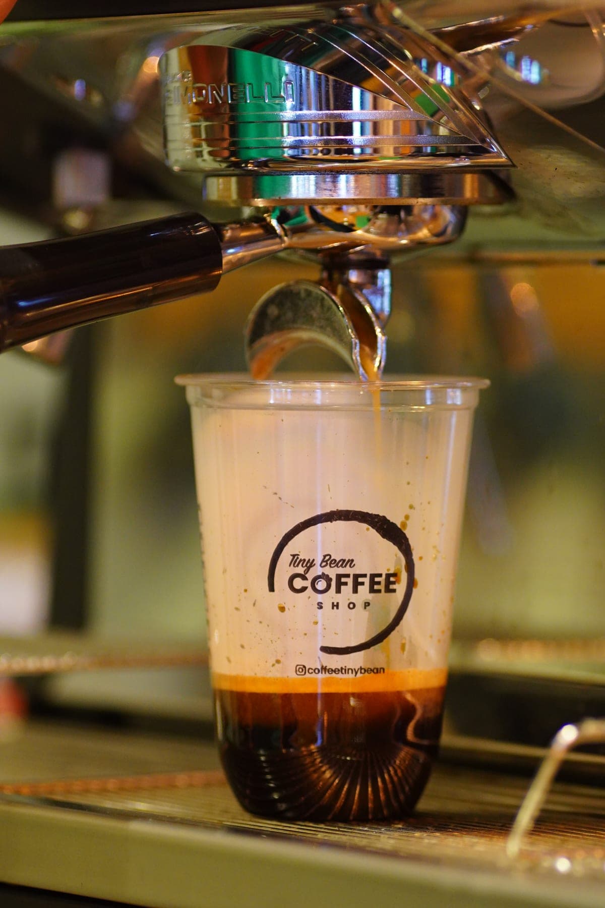Bardağa cold brew servisi