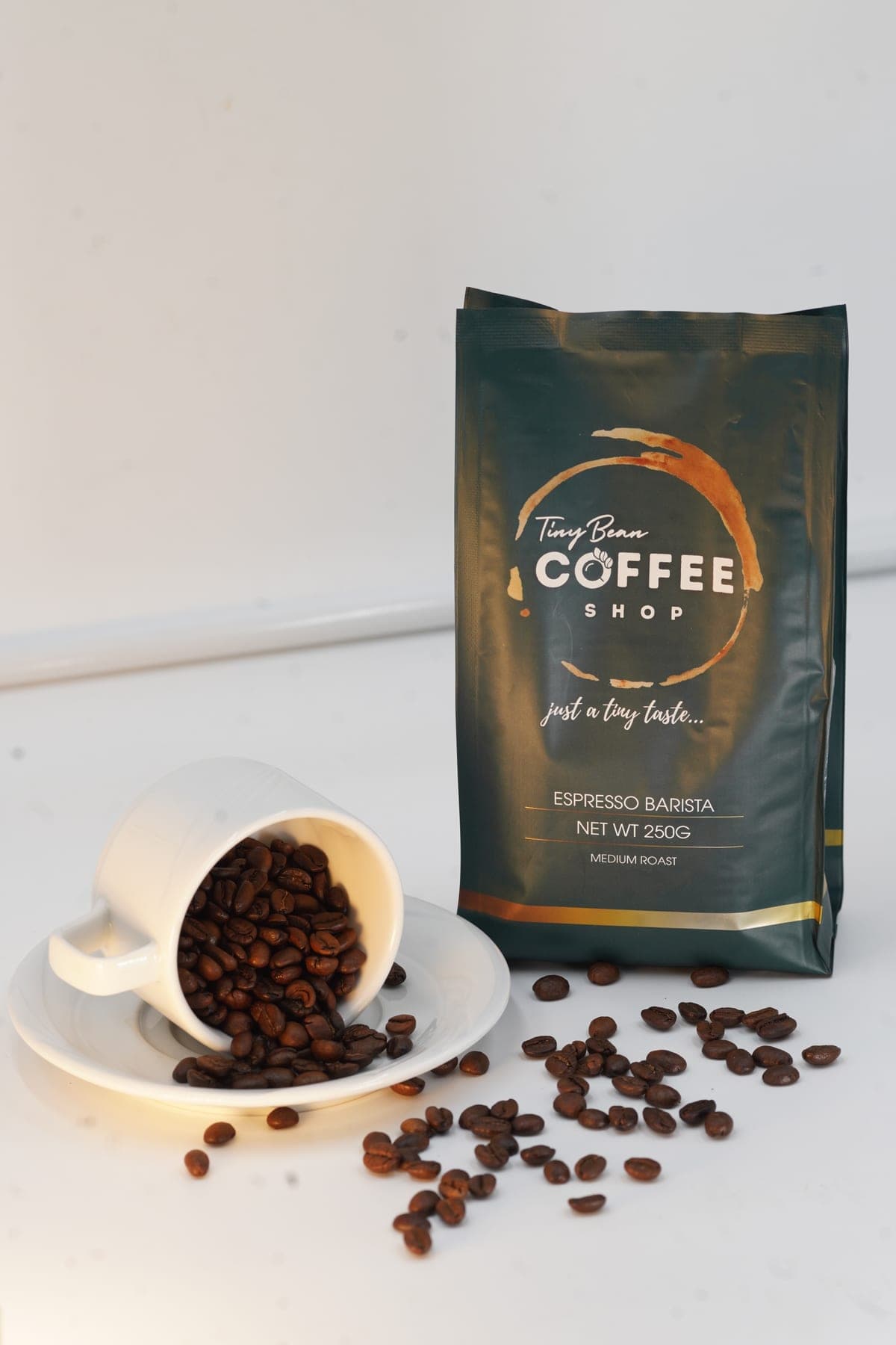 Tiny Bean Espresso Gold paketi ve kahve çekirdekleri